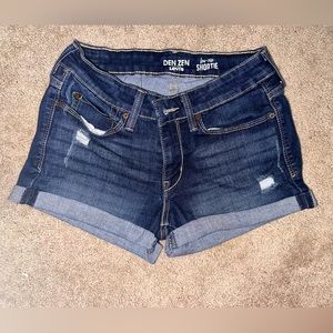 Dezen from Levi’s low rise stretch denim shorts